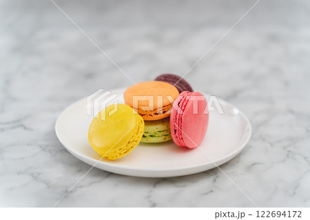 白いお皿に乗ったカラフルなマカロン 122694172