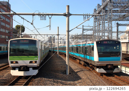 並走する山手線E231系・京浜東北線快速電車E233系 122694265