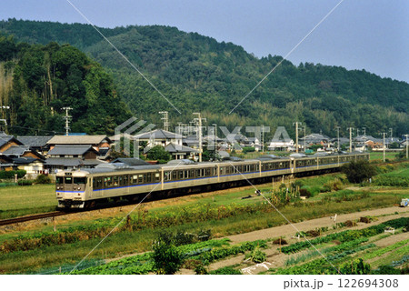 2006年　山陰本線を走る113系普通電車8両 122694308