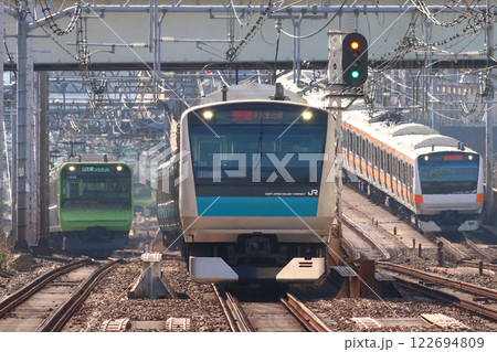 並走する山手線・京浜東北線・中央快速線（東京都千代田区） 122694809