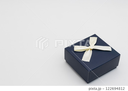 白背景に黒いプレゼントボックス 122694812