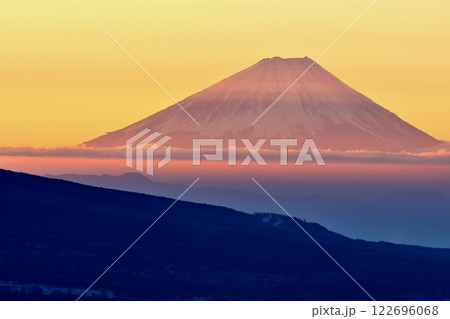 雲海に浮かぶ朝焼けで赤く染まる富士山 雲海に浮かぶ朝焼けで赤く染まる富士山 122696068