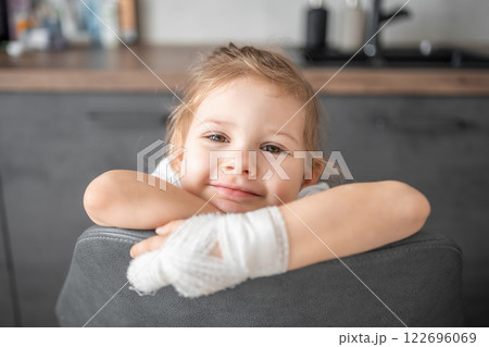 Little girl with broken finger at the doctor's appointment in the hospital 122696069