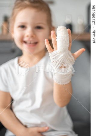 Little girl with broken finger at the doctor's appointment in the hospital 122696266