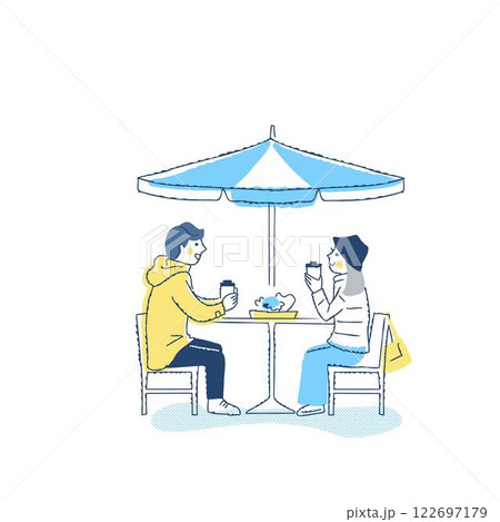 オープンカフェでくつろぐ冬服の若いカップル 122697179