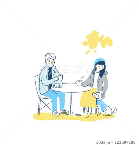オープンカフェでくつろぐカップルとペットの犬 122697180