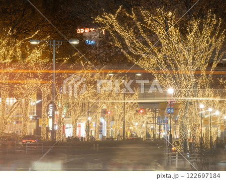 街と道路のイルミネーションの風景 122697184