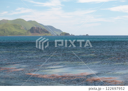 礼文島の海岸から見る海と半島 122697952
