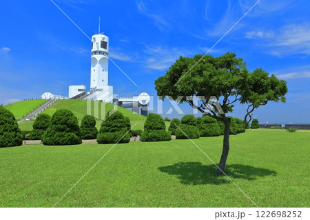 【神奈川県】晴天の横浜港シンボルタワー 【神奈川県】晴天の横浜港シンボルタワー 122698252