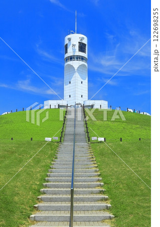 【神奈川県】晴天の横浜港シンボルタワー 【神奈川県】晴天の横浜港シンボルタワー 122698255