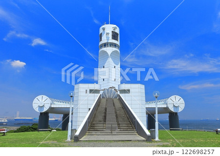 【神奈川県】晴天の横浜港シンボルタワー 122698257