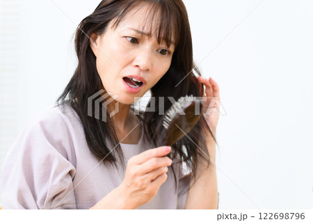 女性　抜け毛　脱毛症　FAGA 122698796