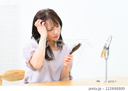 女性　抜け毛　脱毛症　FAGA 122698800
