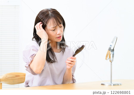 女性　抜け毛　脱毛症　FAGA 122698801