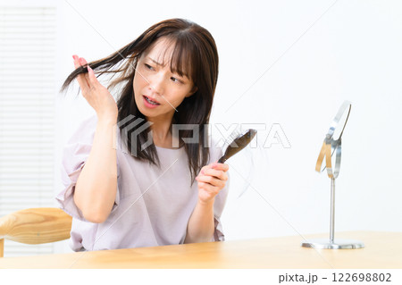 女性 抜け毛 脱毛症 FAGA 女性 抜け毛 脱毛症 FAGA 122698802