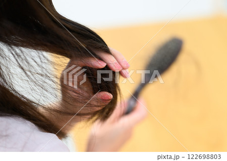 女性 抜け毛 脱毛症 FAGA 女性 抜け毛 脱毛症 FAGA 122698803