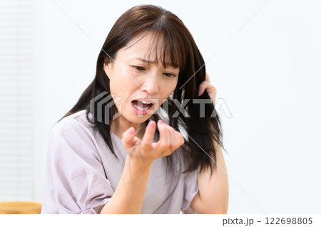 女性 抜け毛 脱毛症 FAGA 女性 抜け毛 脱毛症 FAGA 122698805