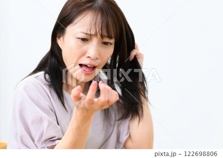 女性 抜け毛 脱毛症 FAGA 女性 抜け毛 脱毛症 FAGA 122698806