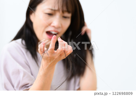 女性 抜け毛 脱毛症 FAGA 女性 抜け毛 脱毛症 FAGA 122698809