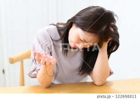 女性　抜け毛　脱毛症　FAGA 122698811