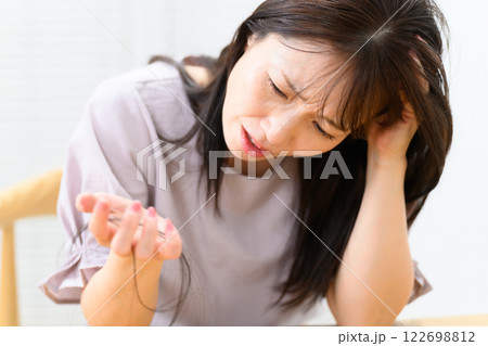 女性　抜け毛　脱毛症　FAGA 122698812