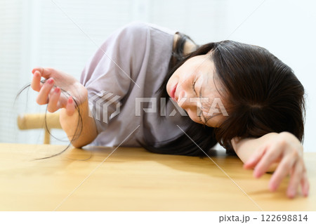 女性 抜け毛 脱毛症 FAGA 女性 抜け毛 脱毛症 FAGA 122698814