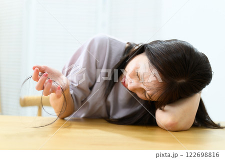 女性 抜け毛 脱毛症 FAGA 女性 抜け毛 脱毛症 FAGA 122698816