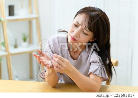 女性　抜け毛　脱毛症　FAGA 122698817