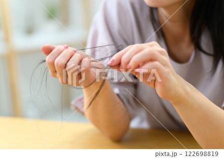 女性 抜け毛 脱毛症 FAGA 女性 抜け毛 脱毛症 FAGA 122698819