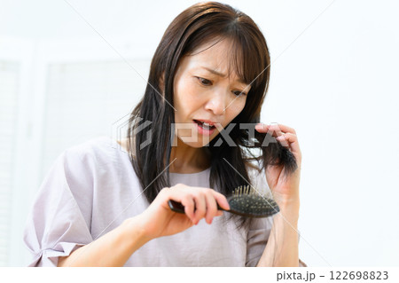 女性 抜け毛 脱毛症 FAGA 女性 抜け毛 脱毛症 FAGA 122698823