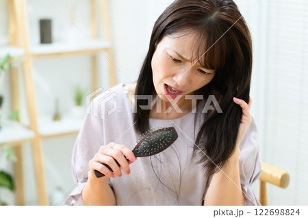 女性　抜け毛　脱毛症　FAGA 122698824