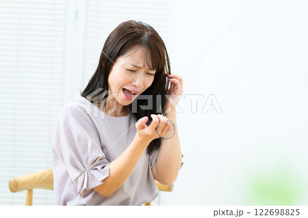 女性 抜け毛 脱毛症 FAGA 女性 抜け毛 脱毛症 FAGA 122698825