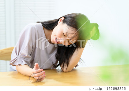 女性 抜け毛 脱毛症 FAGA 女性 抜け毛 脱毛症 FAGA 122698826