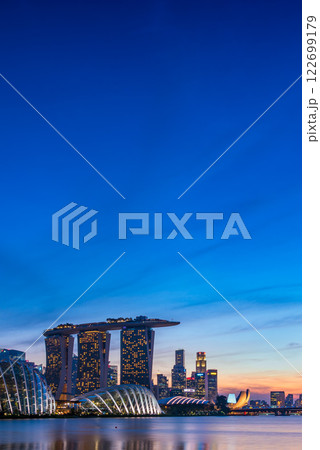 シンガポール・マリーナエリアの夕景 縦構図 シンガポール・マリーナエリアの夕景 縦構図 122699179