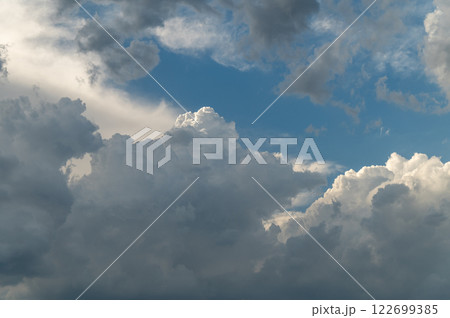 Dramatic sky filled with fluffy, textured clouds. Perfect for backgrounds, weather concepts, and atmospheric designs 122699385