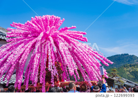 美濃まつり、うだつの上がる町並みを練り歩く花みこし〈岐阜県美濃市〉 122699393