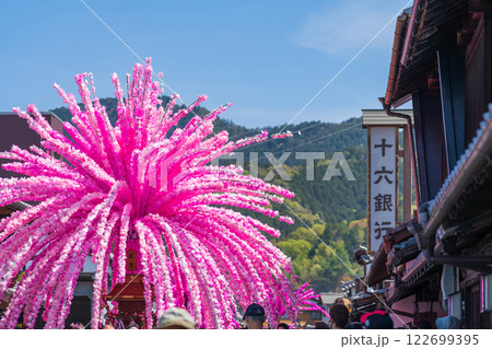 美濃まつり、うだつの上がる町並みを練り歩く花みこし〈岐阜県美濃市〉 美濃まつり、うだつの上がる町並みを練り歩く花みこし〈岐阜県美濃市〉 122699395