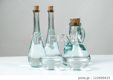 White distilled table vinegar in a glass bowls 122699425