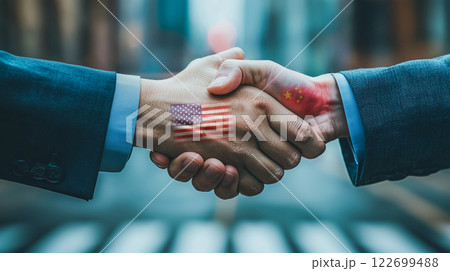 米国と中国の代表者による強力な握手、世界的な経済協力 122699488