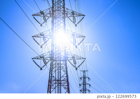 日本の東京都市景観 太陽光を浴びる鉄塔や送電線などを望む…エネルギーの未来は…＝令和7年2月7日 122699573