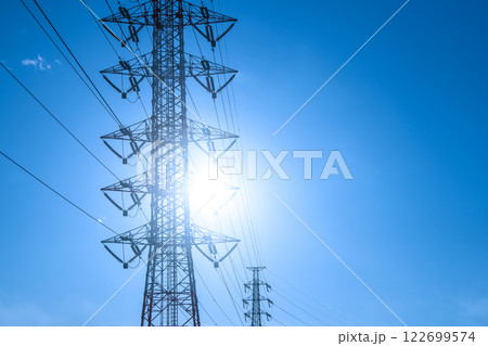 日本の東京都市景観 太陽光を浴びる鉄塔や送電線などを望む…エネルギーの未来は…=令和7年2月7日 日本の東京都市景観 太陽光を浴びる鉄塔や送電線などを望む…エネルギーの未来は…=令和7年2月7日 122699574