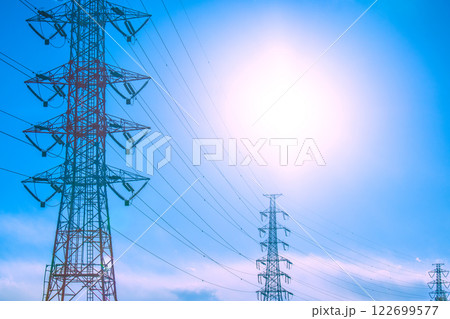 日本の東京都市景観 太陽光を浴びる鉄塔や送電線などを望む…エネルギーの未来は…＝令和7年2月7日 122699577