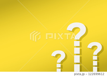3つの白い線がはてなマークになって上にのびる黄色い背景 122699612