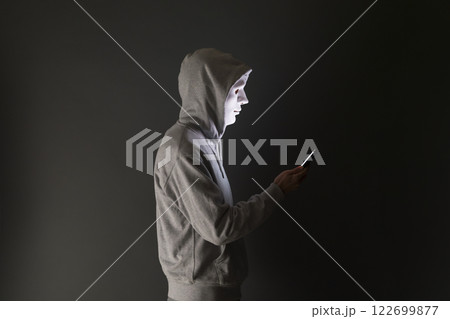 病みバイトをイメージする仮面をした男性 病みバイトをイメージする仮面をした男性 122699877