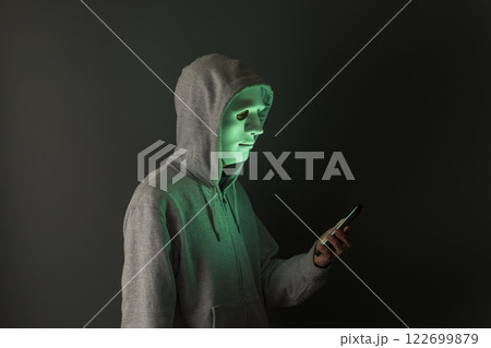 病みバイトをイメージする仮面をした男性 病みバイトをイメージする仮面をした男性 122699879