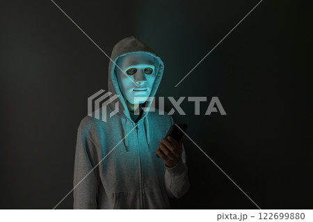 病みバイトをイメージする仮面をした男性 病みバイトをイメージする仮面をした男性 122699880