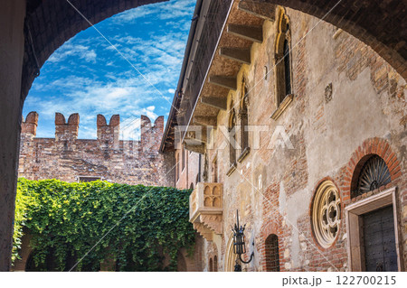 The balcony of Juliet's house in Verona town, Italy, Europe. 122700215