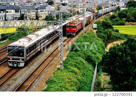 2006年　東海道本線を走る207系普通電車とEF81貨物列車 122700391