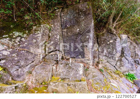 周辺の岩　風景　夫婦岩「恋愛成就・家内安全・五穀豊穣」巨大なパワースポット(山都町馬見原) 122700527