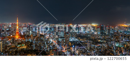 東京の夜景とライトアップされた麻布台ヒルズと東京タワー 122700655